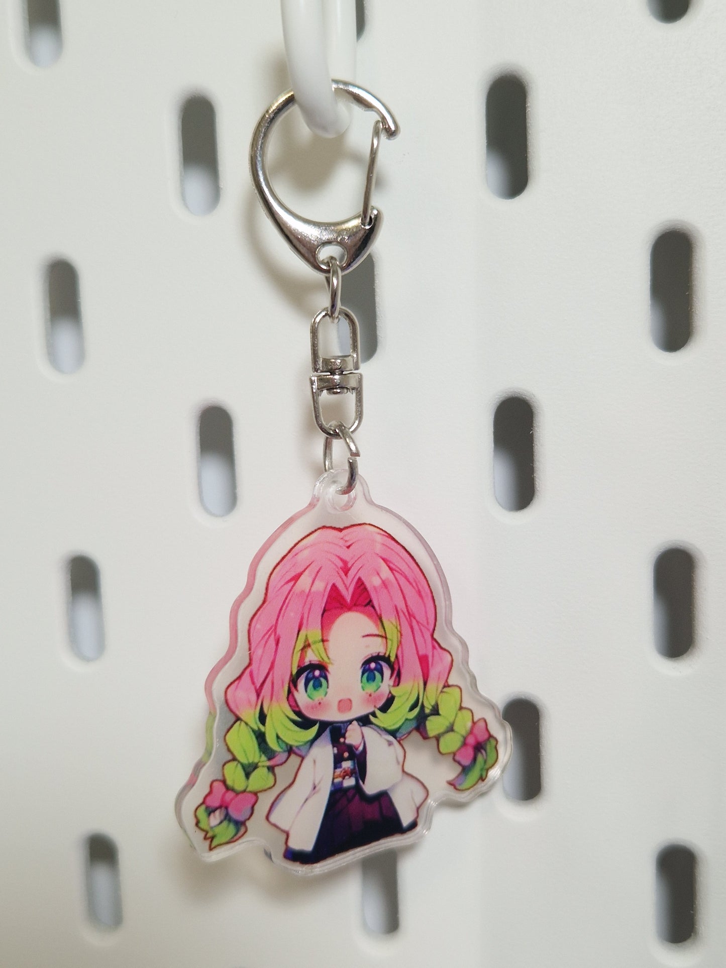 Breloc acrilic Mitsuri în stil chibi - Demon Slayer