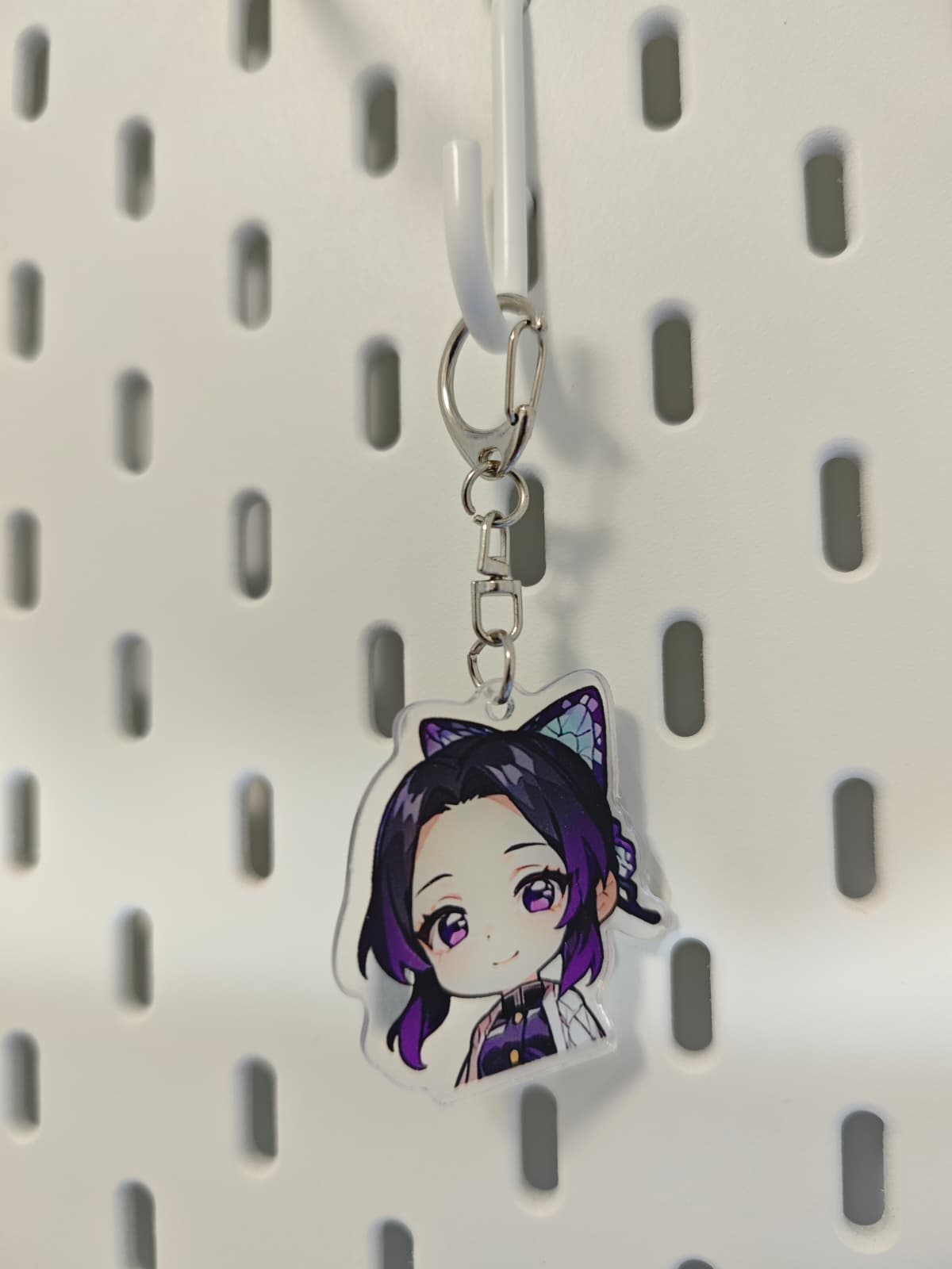 Breloc acrilic Shinobu în stil chibi - Demon Slayer