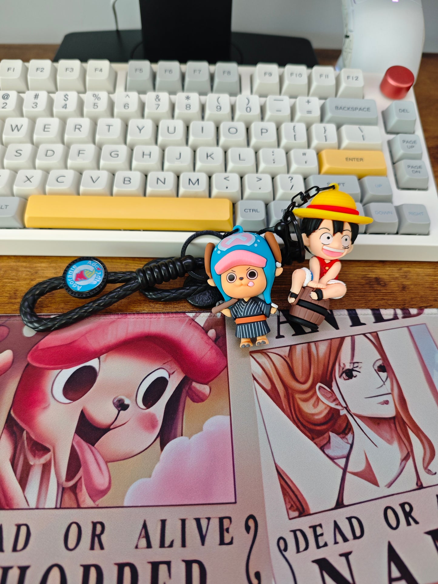 Breloc cu personajele Luffy si Chopper din One Piece pe mousepad