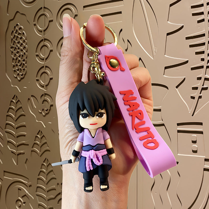 Breloc cu personajul Sasuke Uchiha îmbrăcat în hainele lui Orochimaru în fundal principal