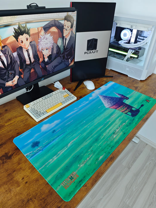 Mousepad cu peisaj verde din seria Hunter X Hunter pe birou din lateral