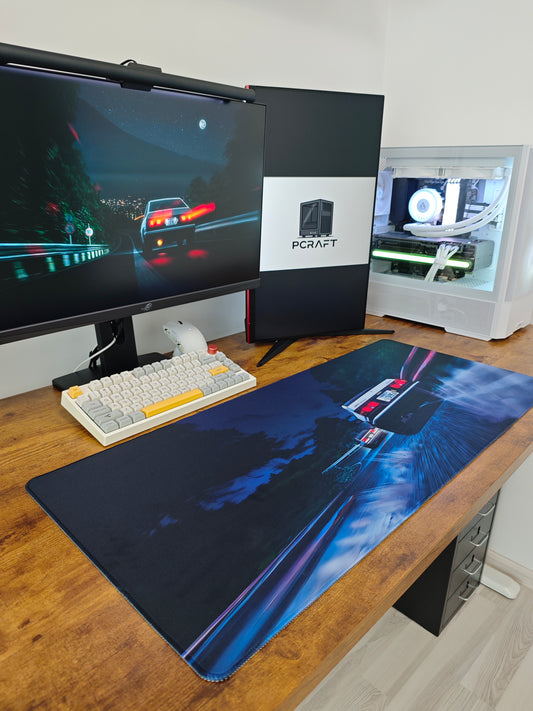 Mousepad din seria Initial D cu Toyota AE86 in fundal pe birou cu setup din lateral