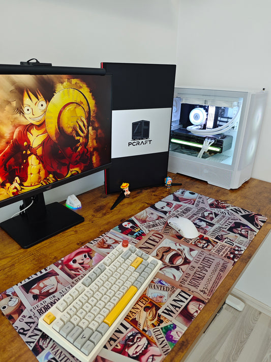 Mousepad din seria One Piece cu posterele personajelor pe birou cu setup din lateral