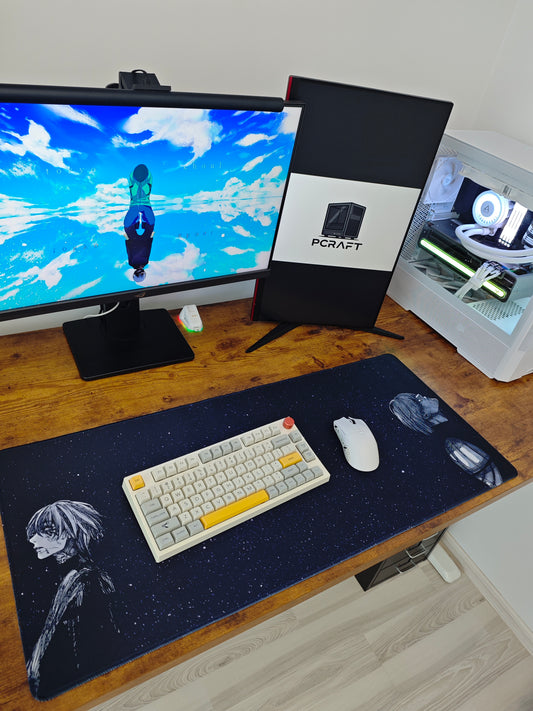 Mousepad din seria Tokyo Ghoul cu orasul Kaneki si Arima pe birou cu setup complet