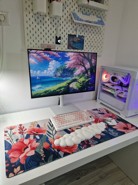 Mousepad floral de mari dimensiuni pe birou alb, cu tastatură și mouse plasate deasupra, într-un setup de gaming.