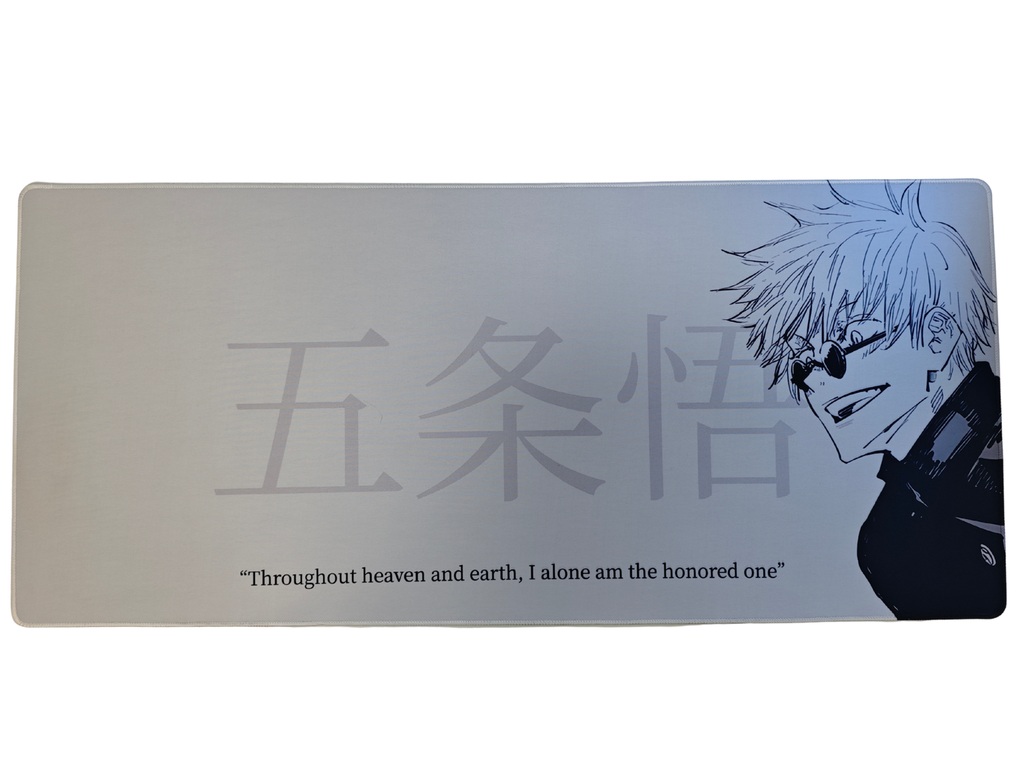 Mousepad din seria Jujutsu Kaisen cu personajul Gojo si citatul Honored One privit din profil