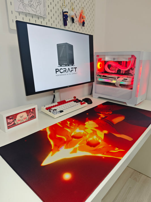 Mousepad din seria Jujutsu Kaisen cu personajul Sukuna pe birou privit din lateral