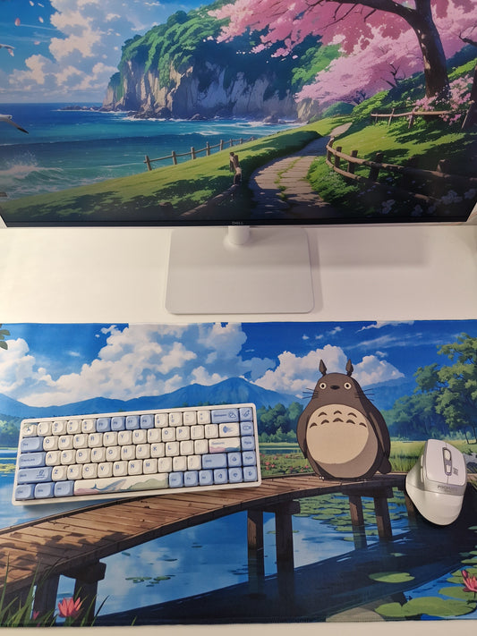 Mousepad Totoro din Ghibli pe lac in setup complet de gaming privit de aproape