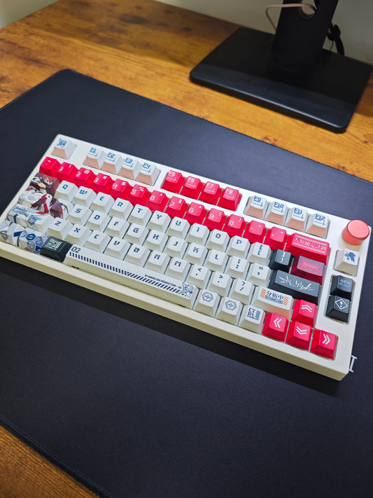 Set de taste Asuka din Evangelion pe tastatura pe birou, profil complet