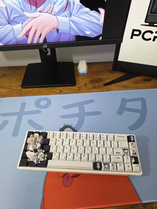 Set taste din seria Chainsaw Man cu personajul Makima pe birou