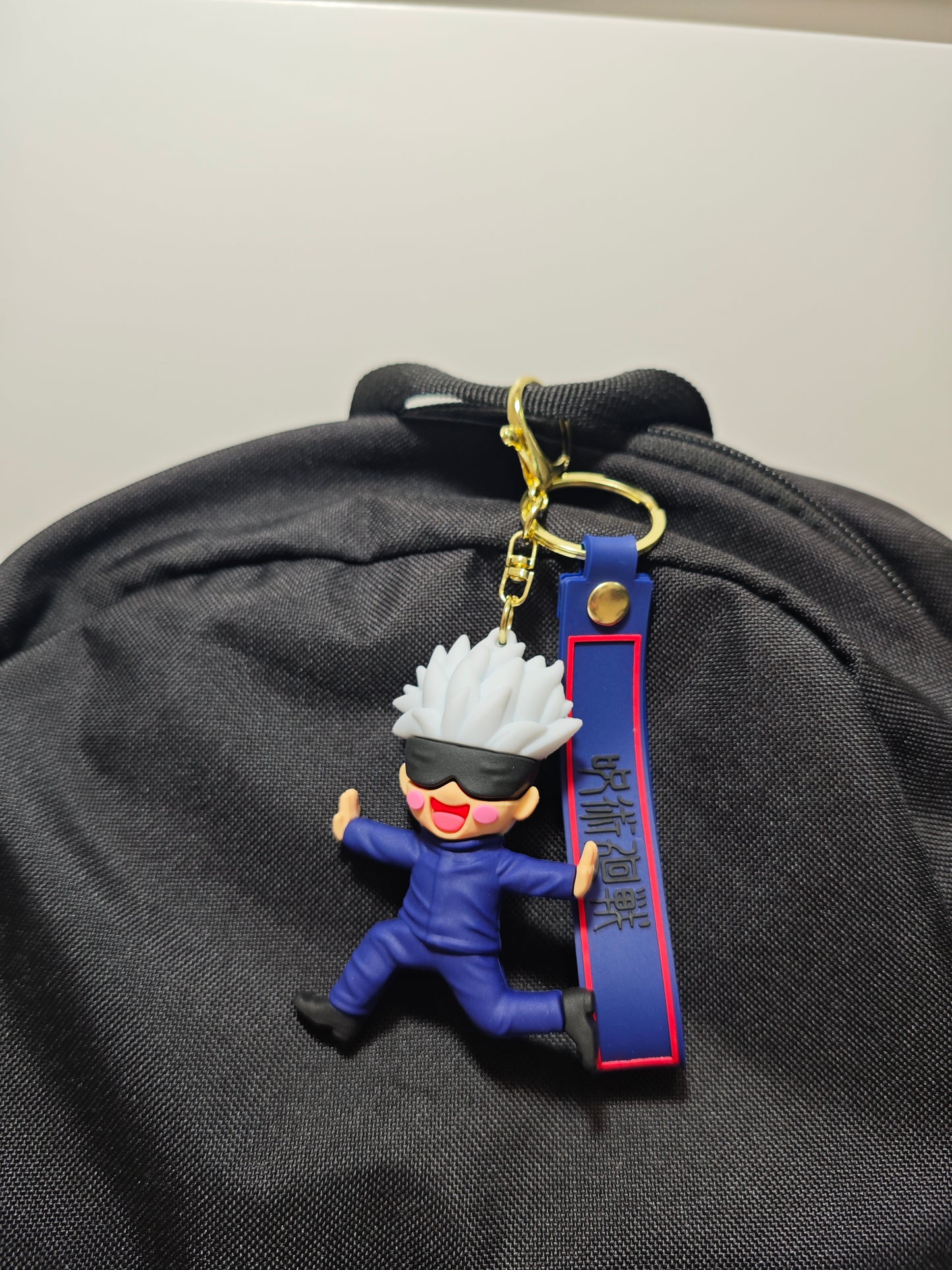 Breloc Gojo Satoru Happy prins de ghiozdan