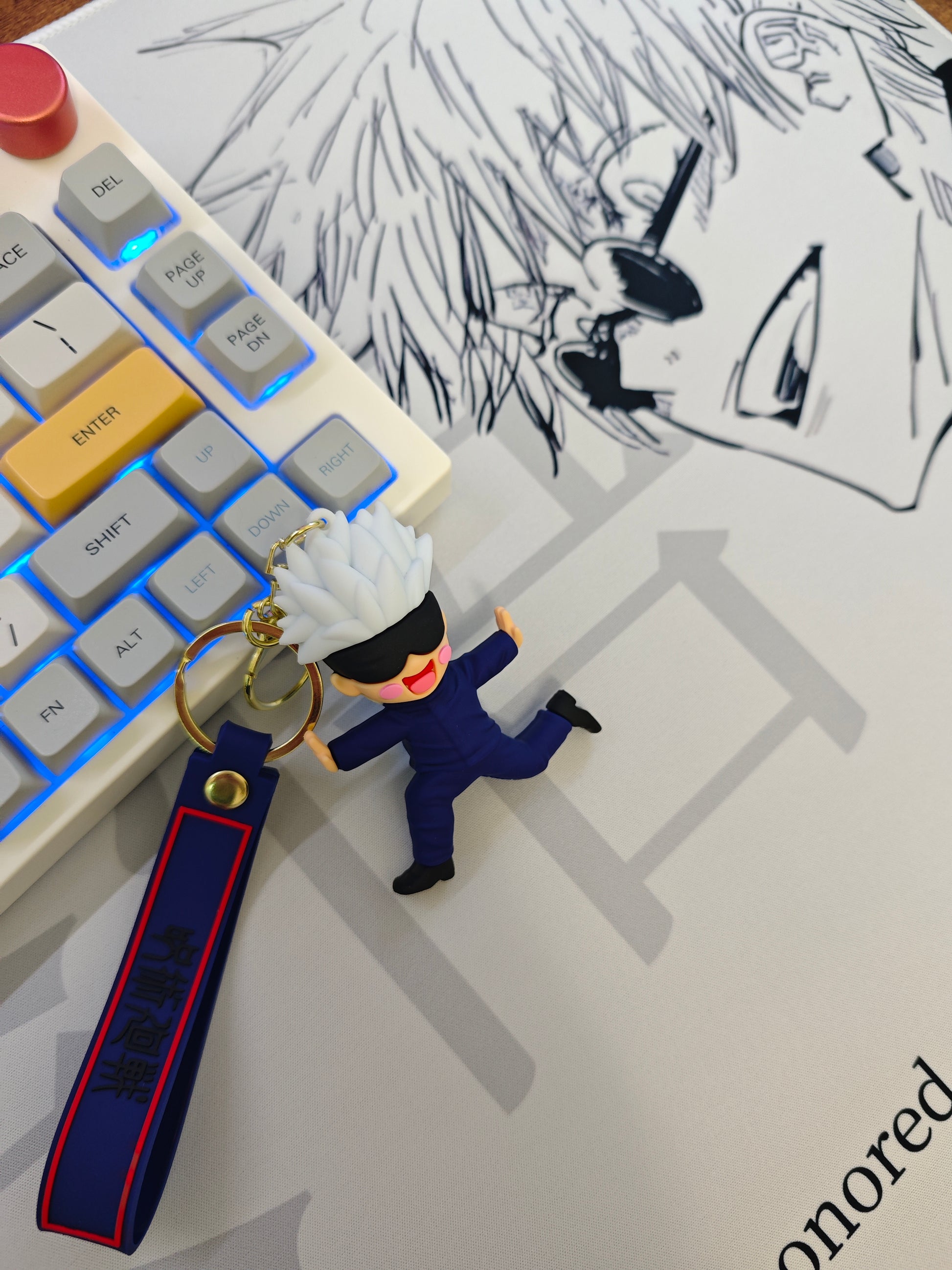 Breloc Gojo Satoru Happy pus pe mousepad