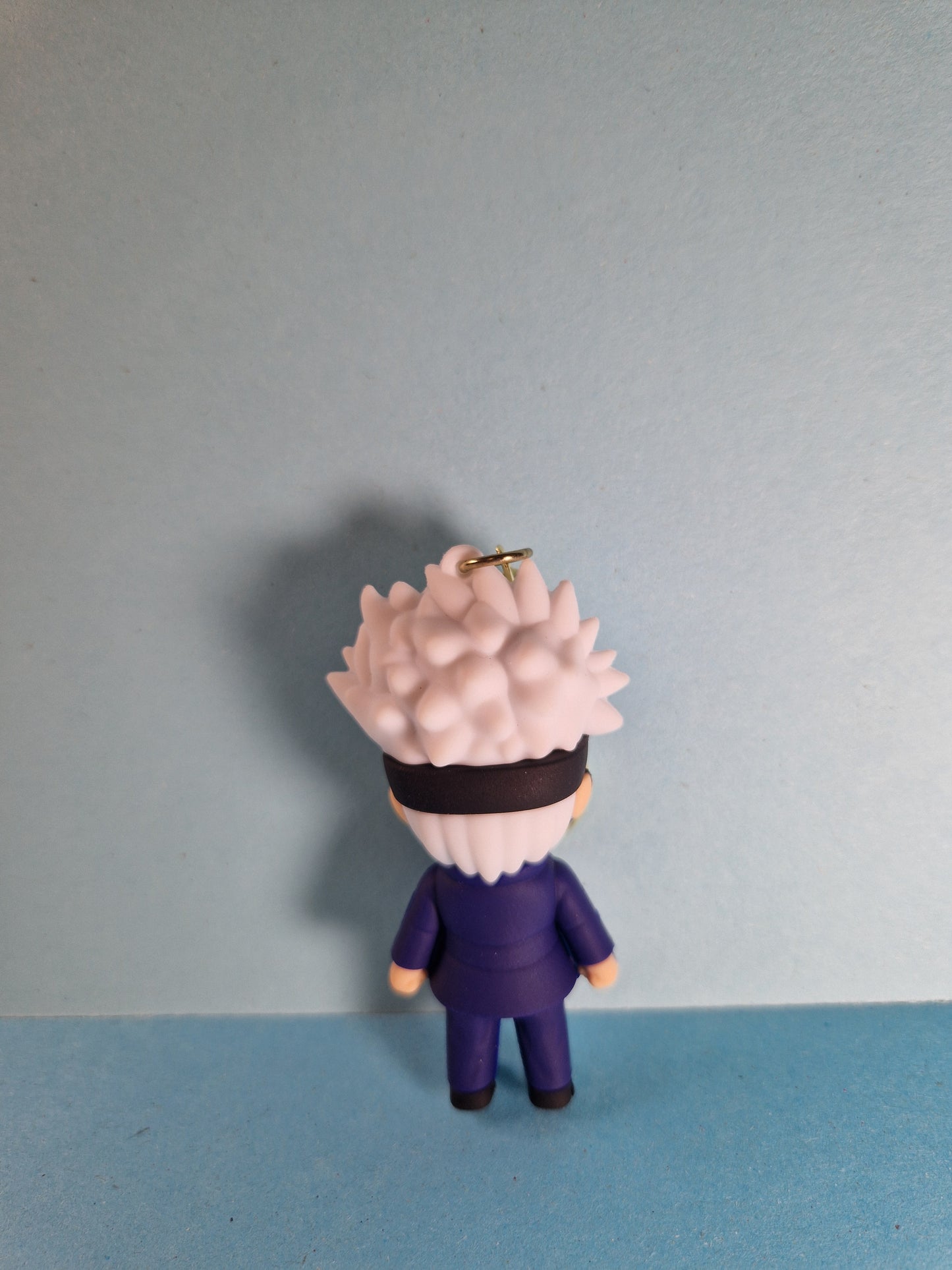 Breloc Gojo Satoru in picioare, din spate