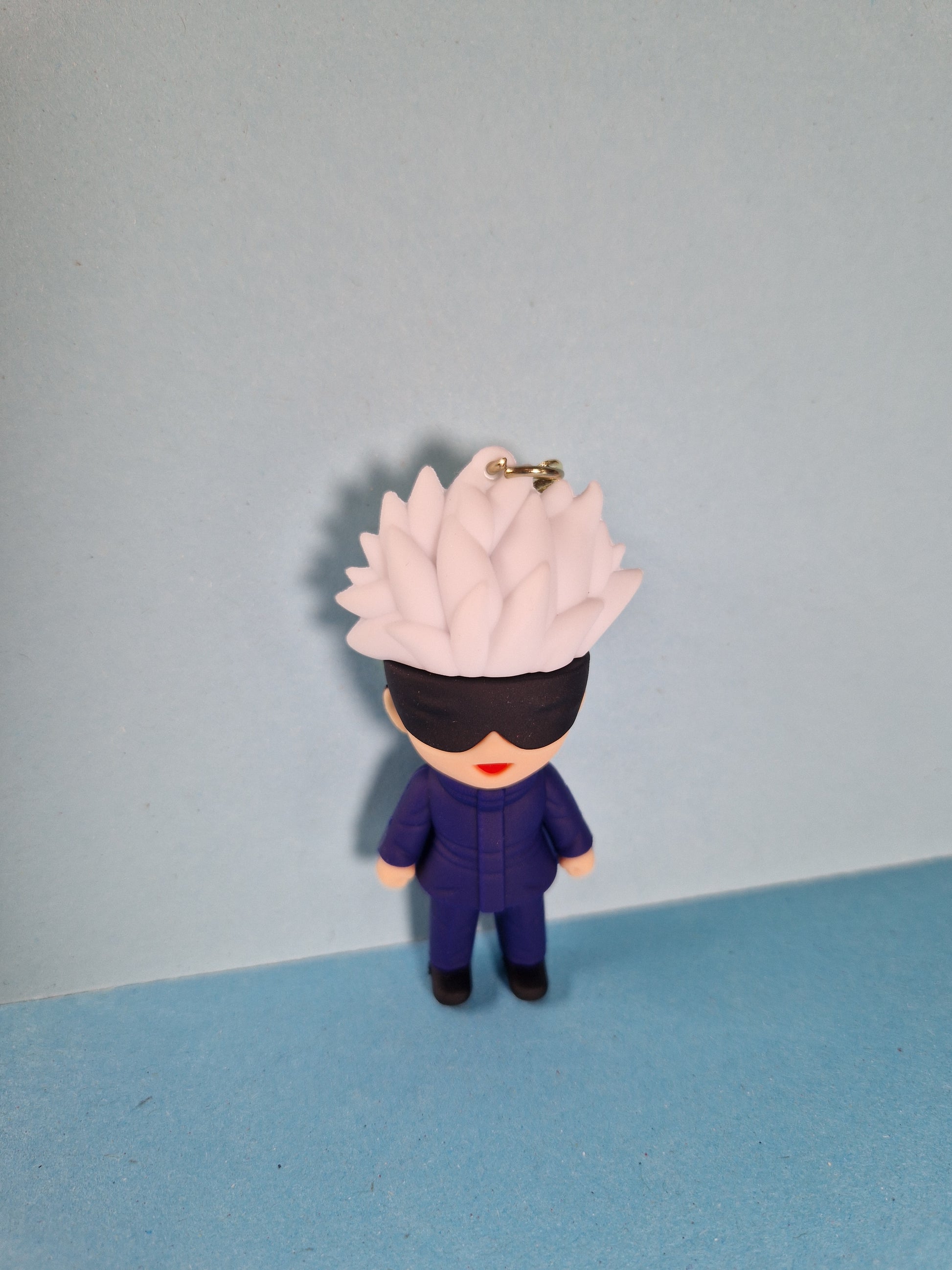 Breloc Gojo Satoru in picioare, din fata