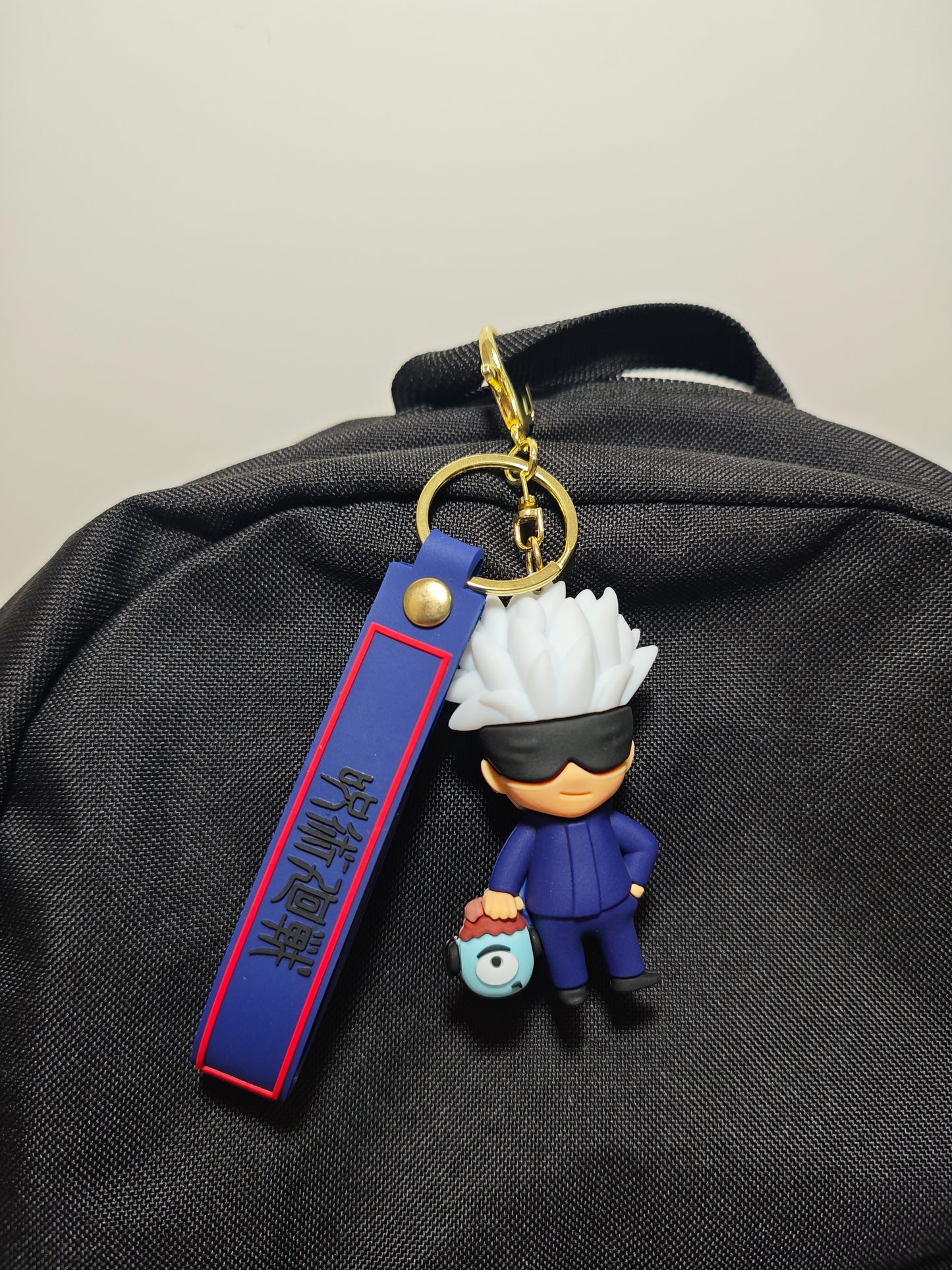 Breloc Gojo Satoru cu capul lui Gojo prins de ghiozdan