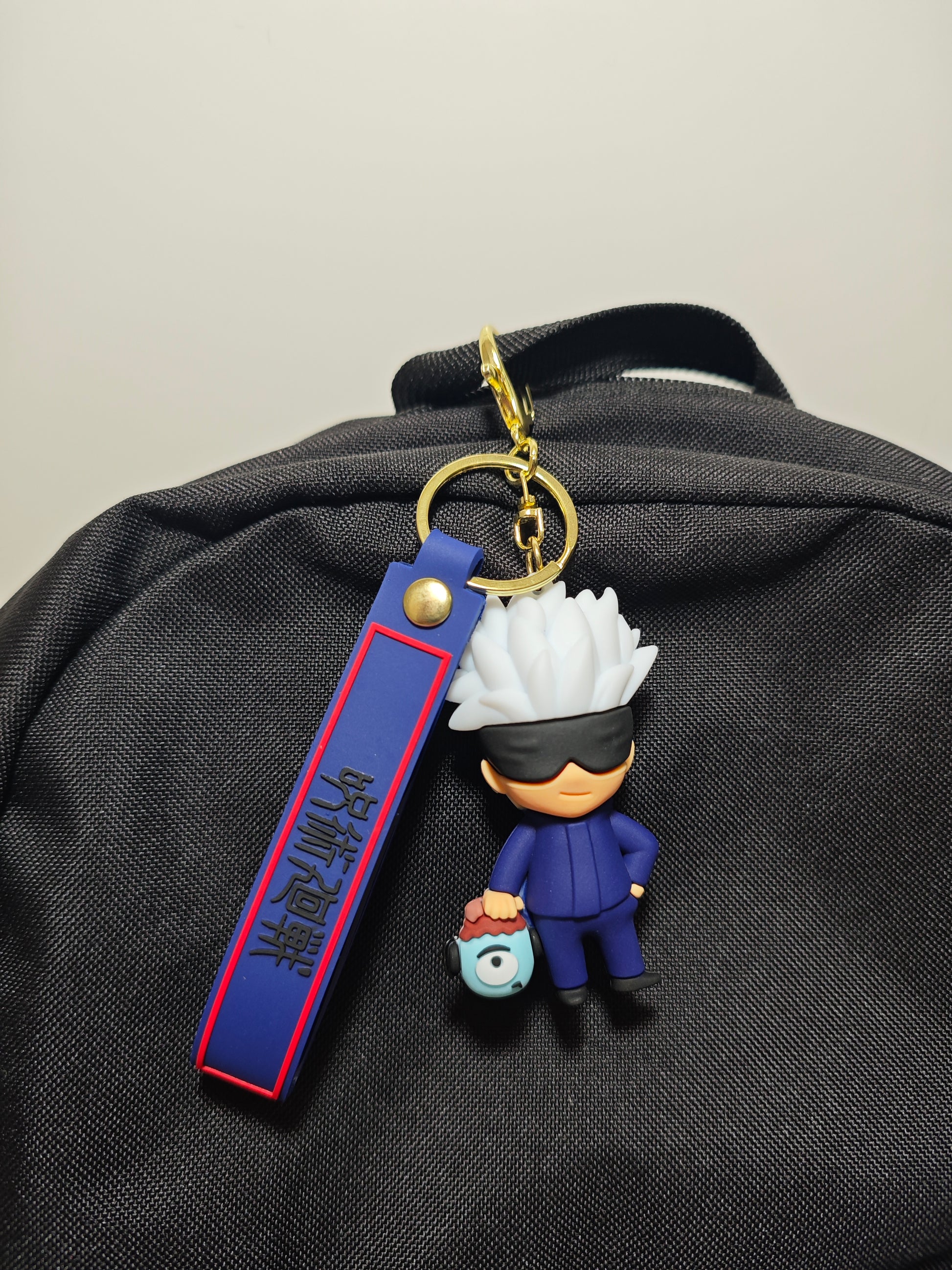 Breloc Gojo Satoru cu capul lui Gojo prins de ghiozdan