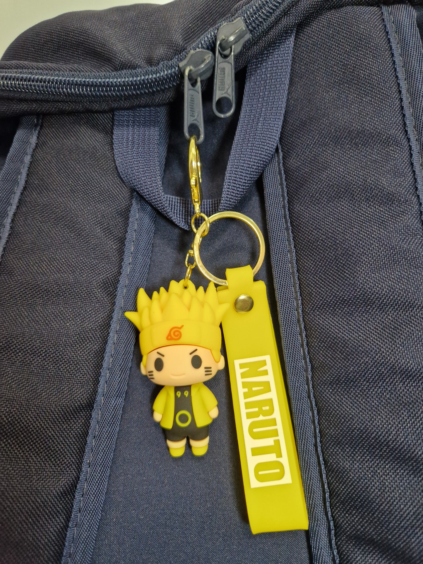 Breloc cu Naruto Uzumaki in varianta galbena pe ghiozdan