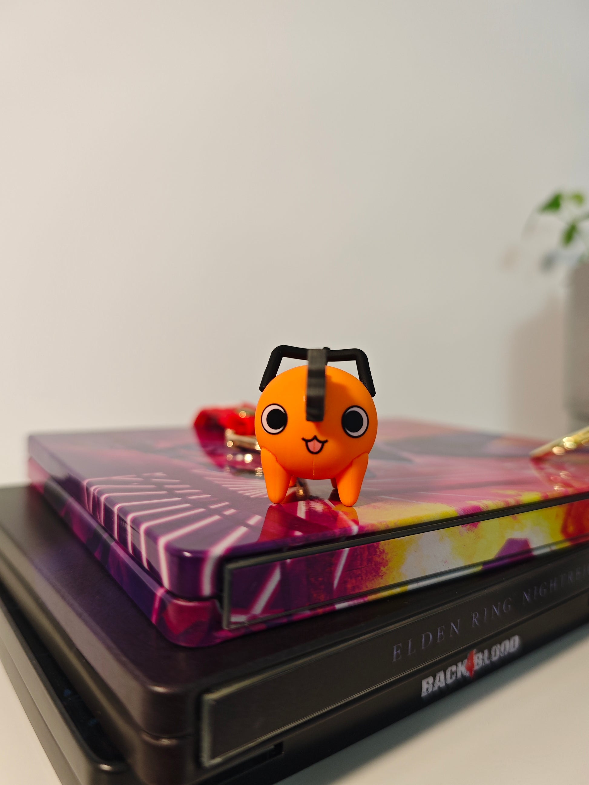 Breloc Pochita care sta in picioare privit din fata