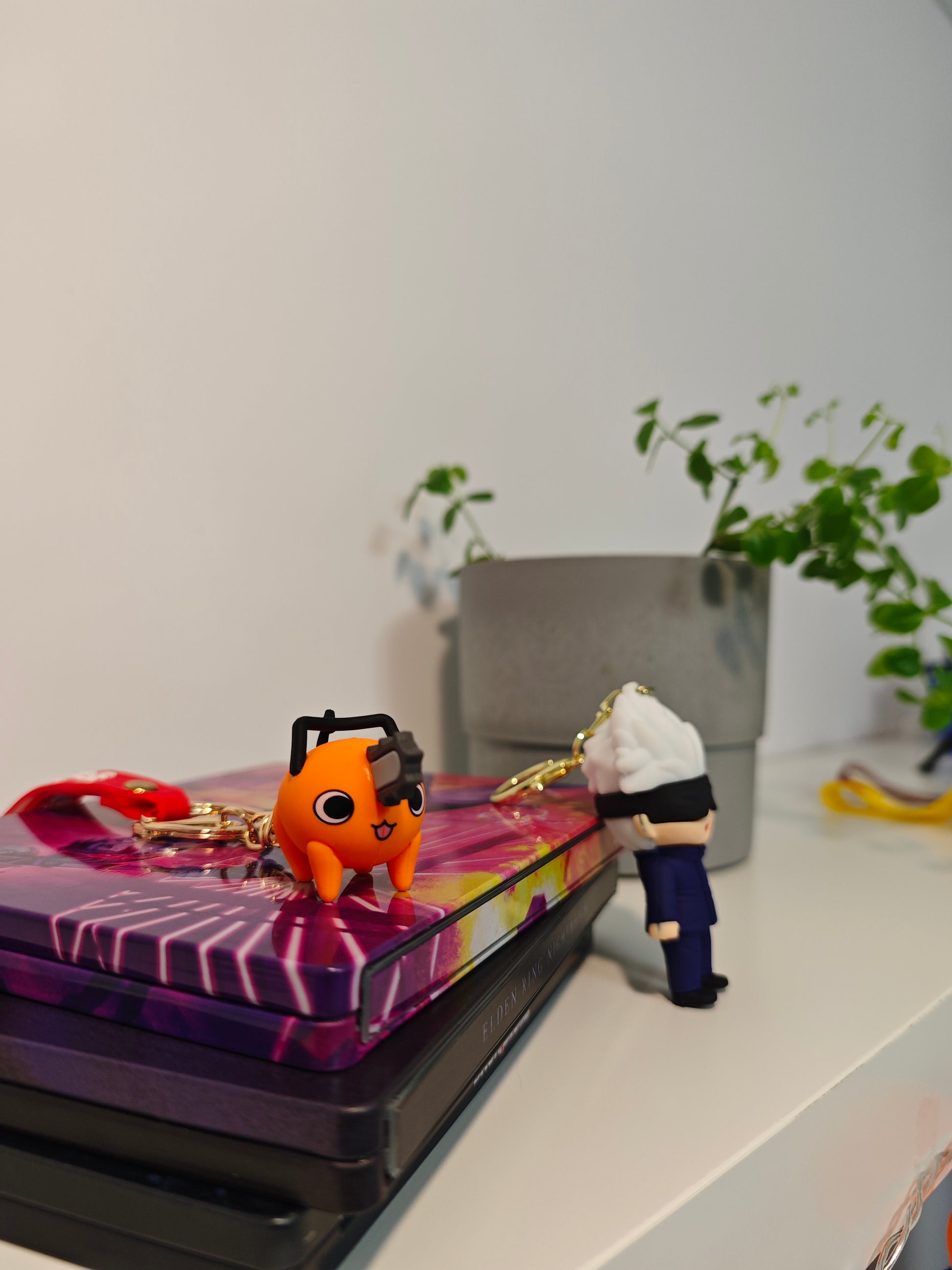 Breloc Pochita care sta in picioare, privit din lateral