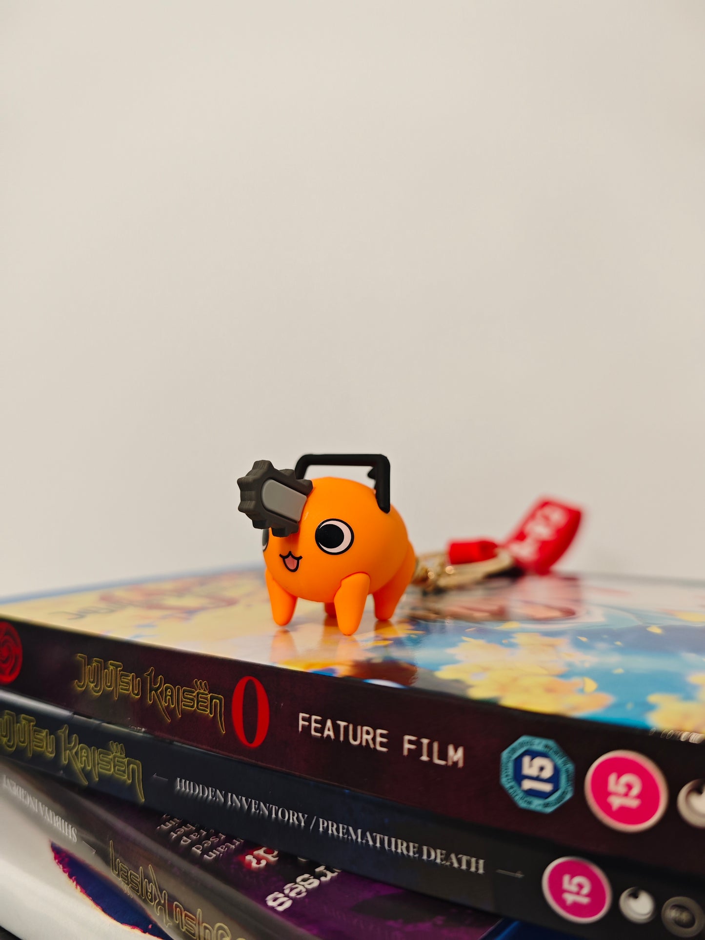 Breloc Pochita care sta in picioare