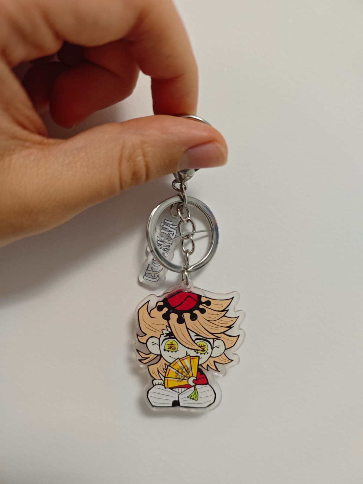Breloc cu personajul Doma din Demon Slayer pe un fundal alb