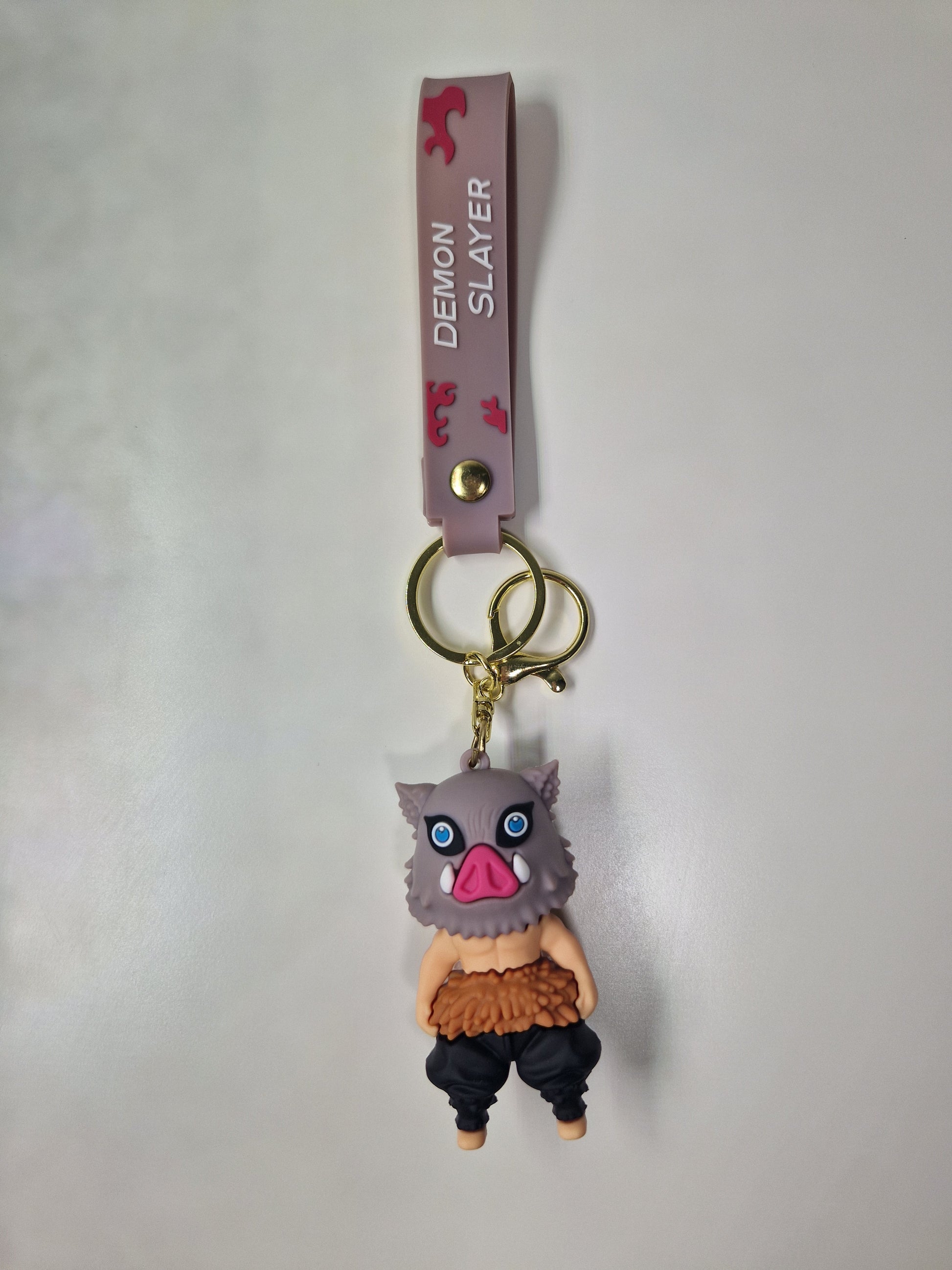 Breloc Inosuke din Demon Slayer pe fundal alb