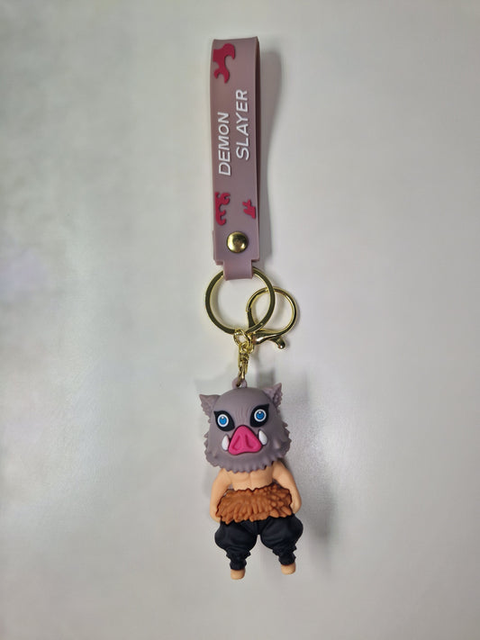 Breloc Inosuke din Demon Slayer pe fundal alb
