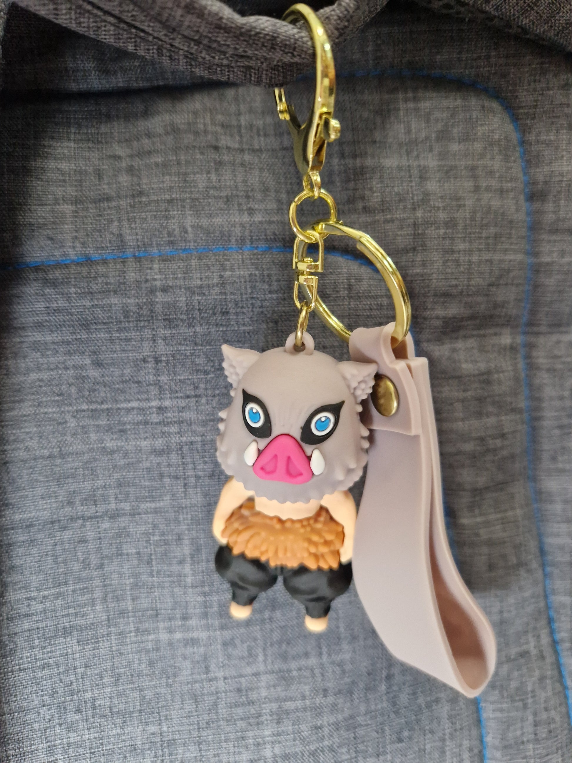 Breloc Inosuke din Demon Slayer prins pe ghiozdan