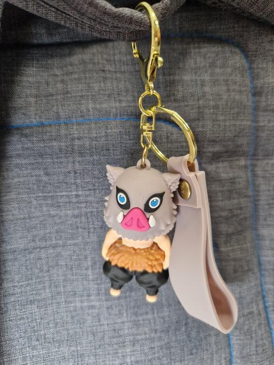 Breloc Inosuke din Demon Slayer prins pe ghiozdan