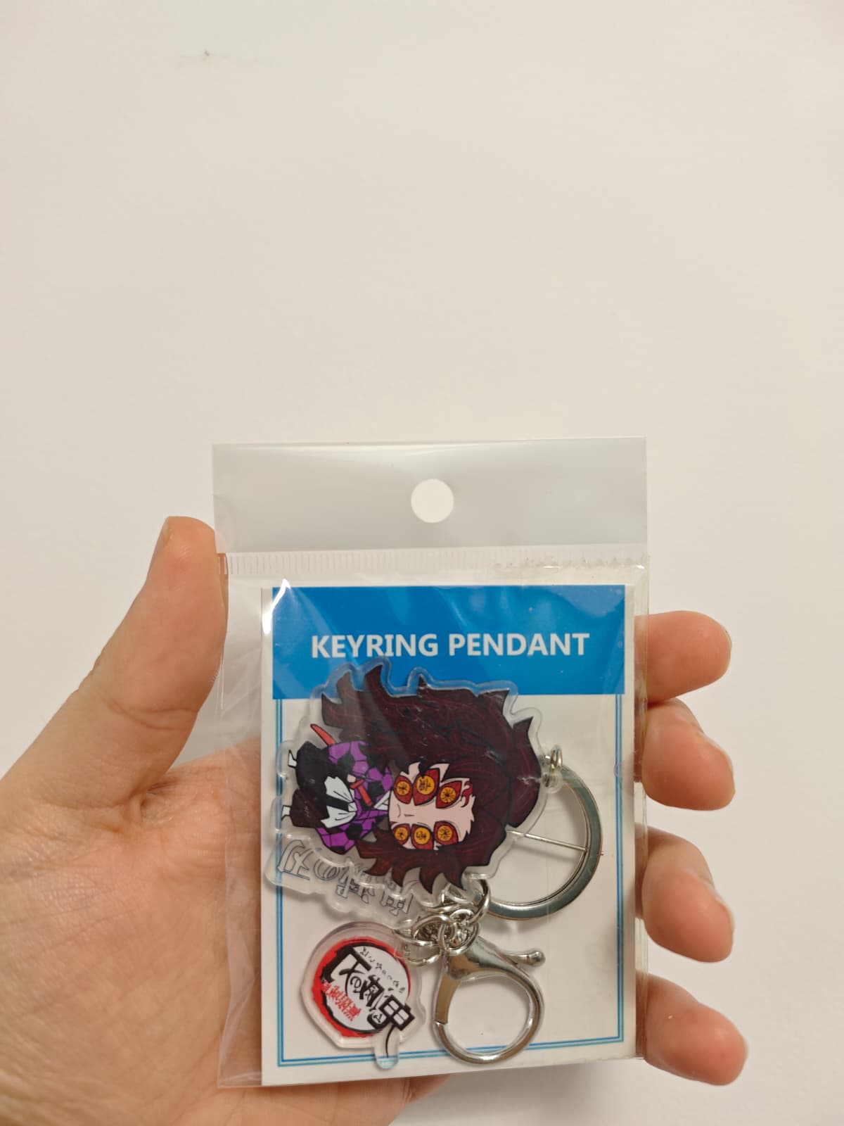 Breloc cu personajul Kokushibo din Demon Slayer in ambalaj