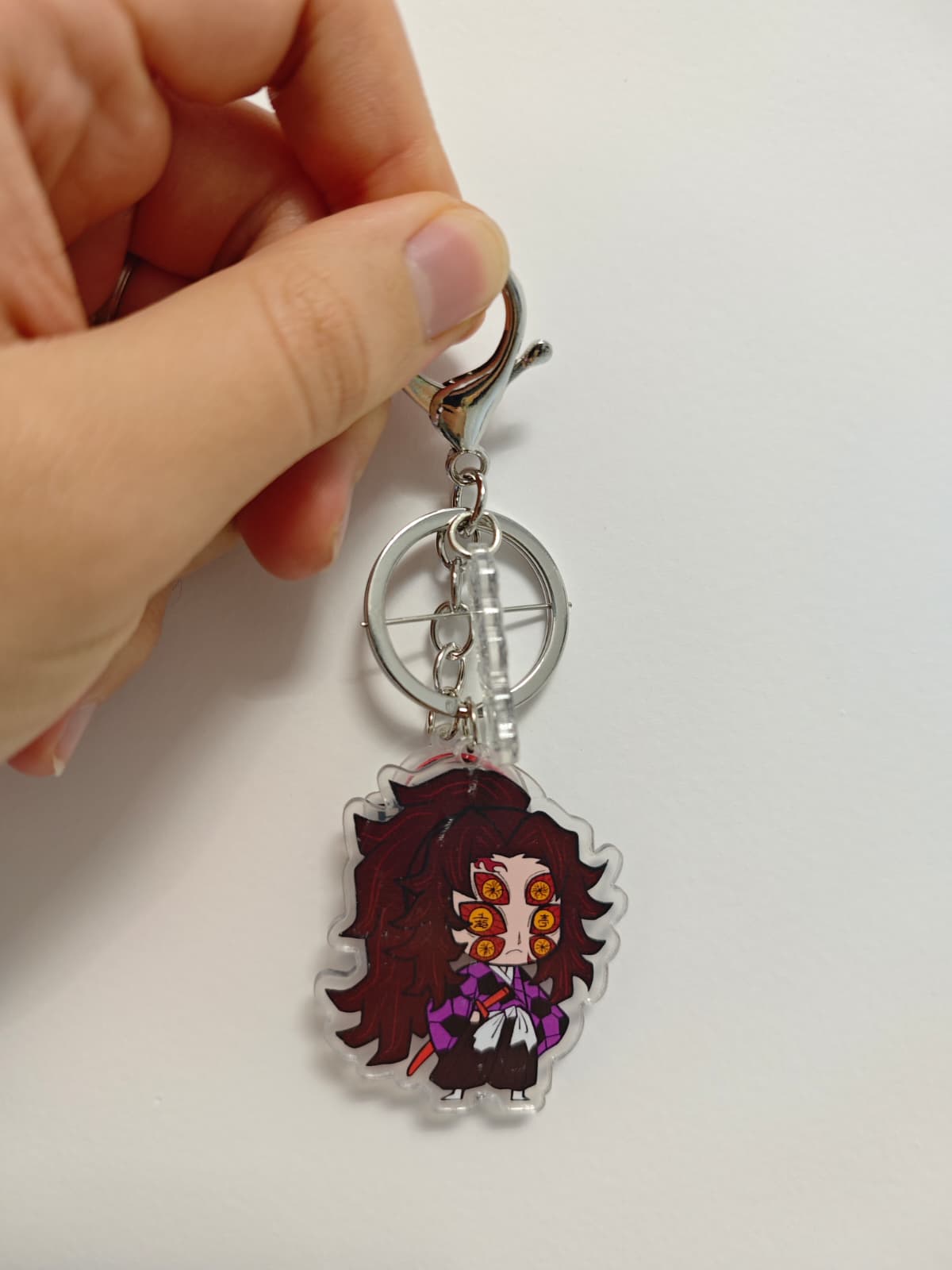 Breloc cu personajul Kokushibo din Demon Slayer pe un fundal alb