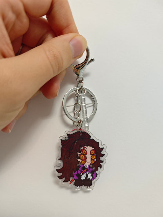 Breloc cu personajul Kokushibo din Demon Slayer pe un fundal alb