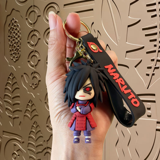 Breloc cu personajul Madara Uchiha îmbrăcat în hainele lsale de război în fundal principal