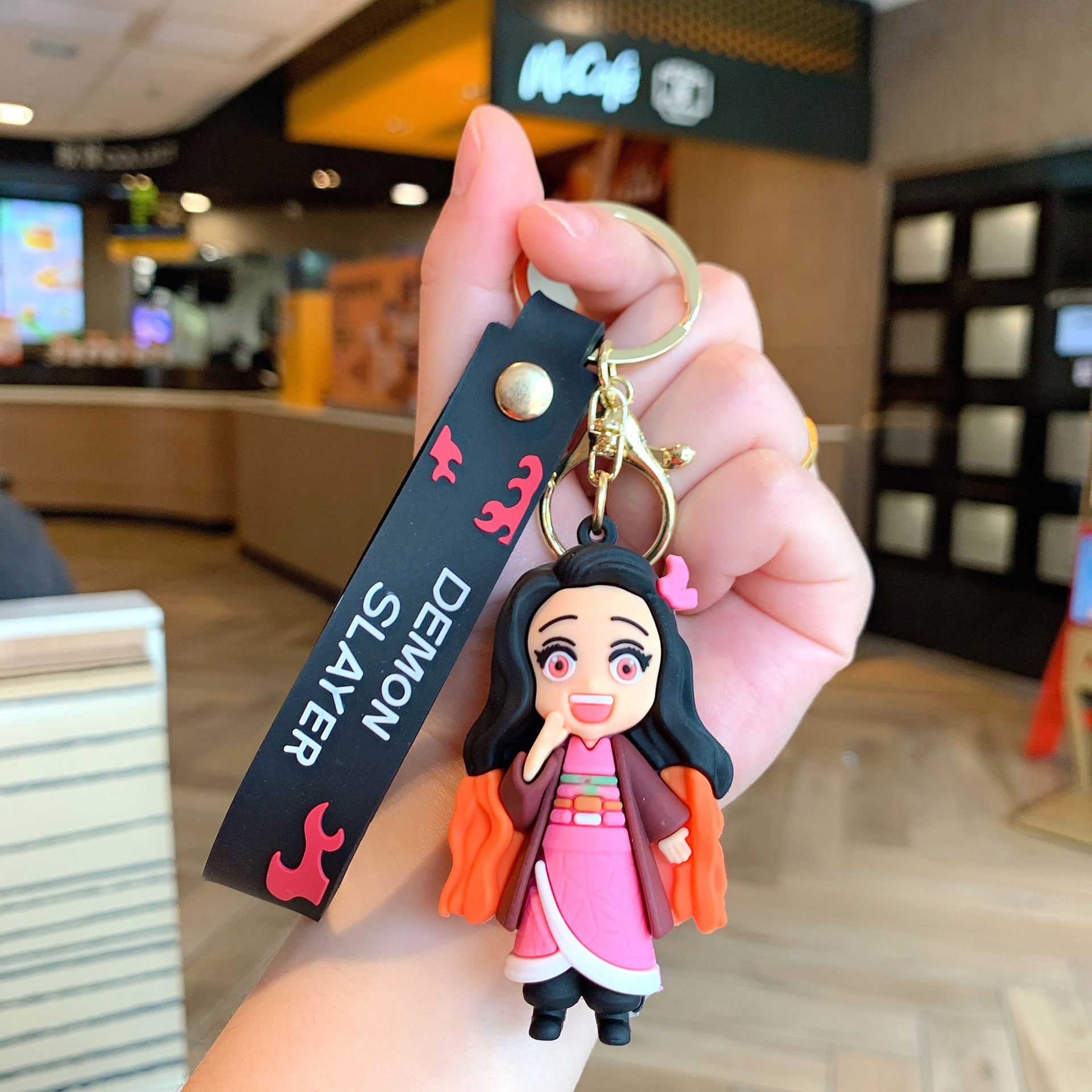 Breloc cu Nezuko din Demon Slayer in cadru principal