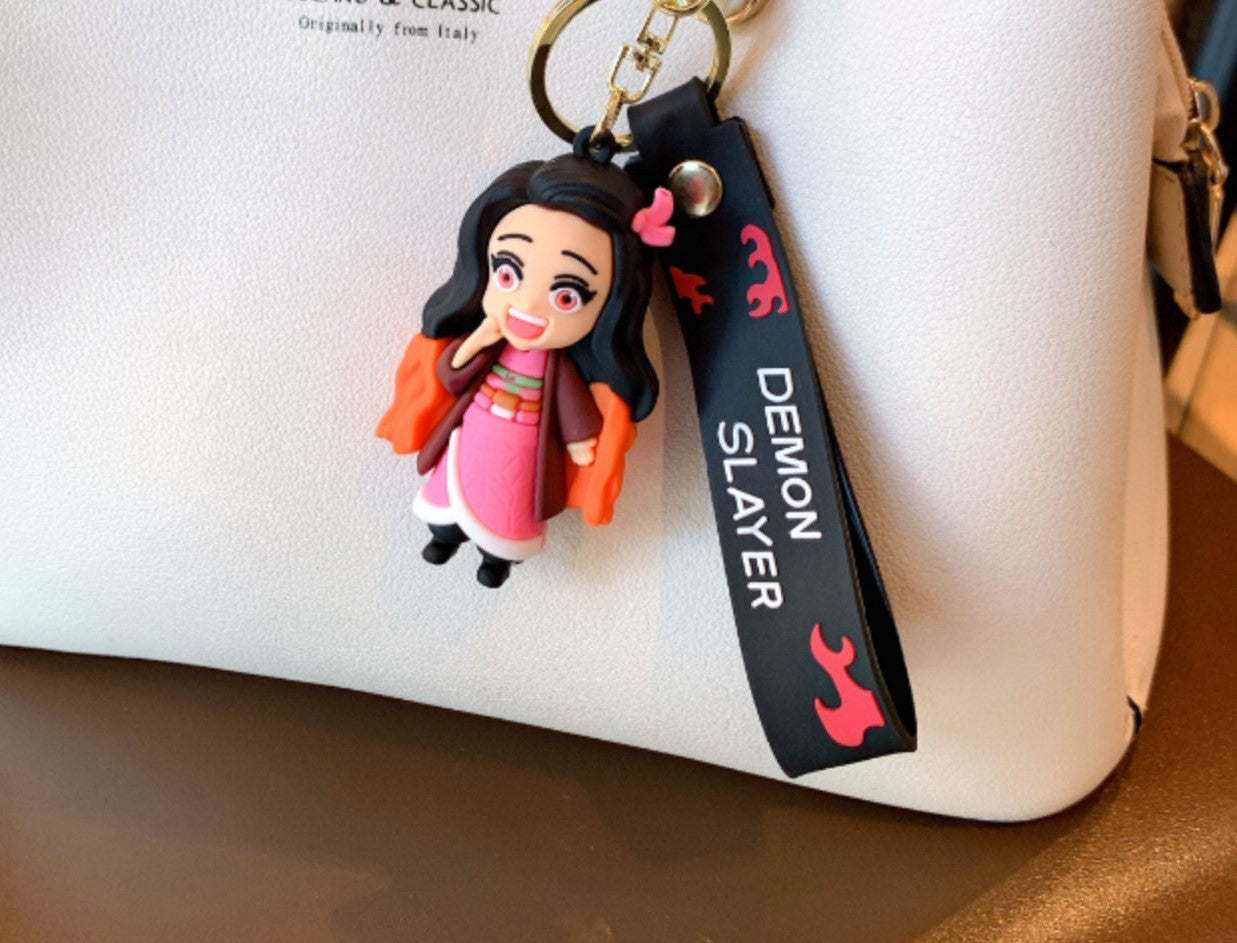 Breloc cu Nezuko din Demon Slayer pus pe o poseta