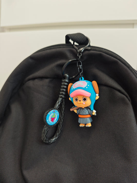 Breloc cu personajul Chopper din One Piece pe ghiozdan