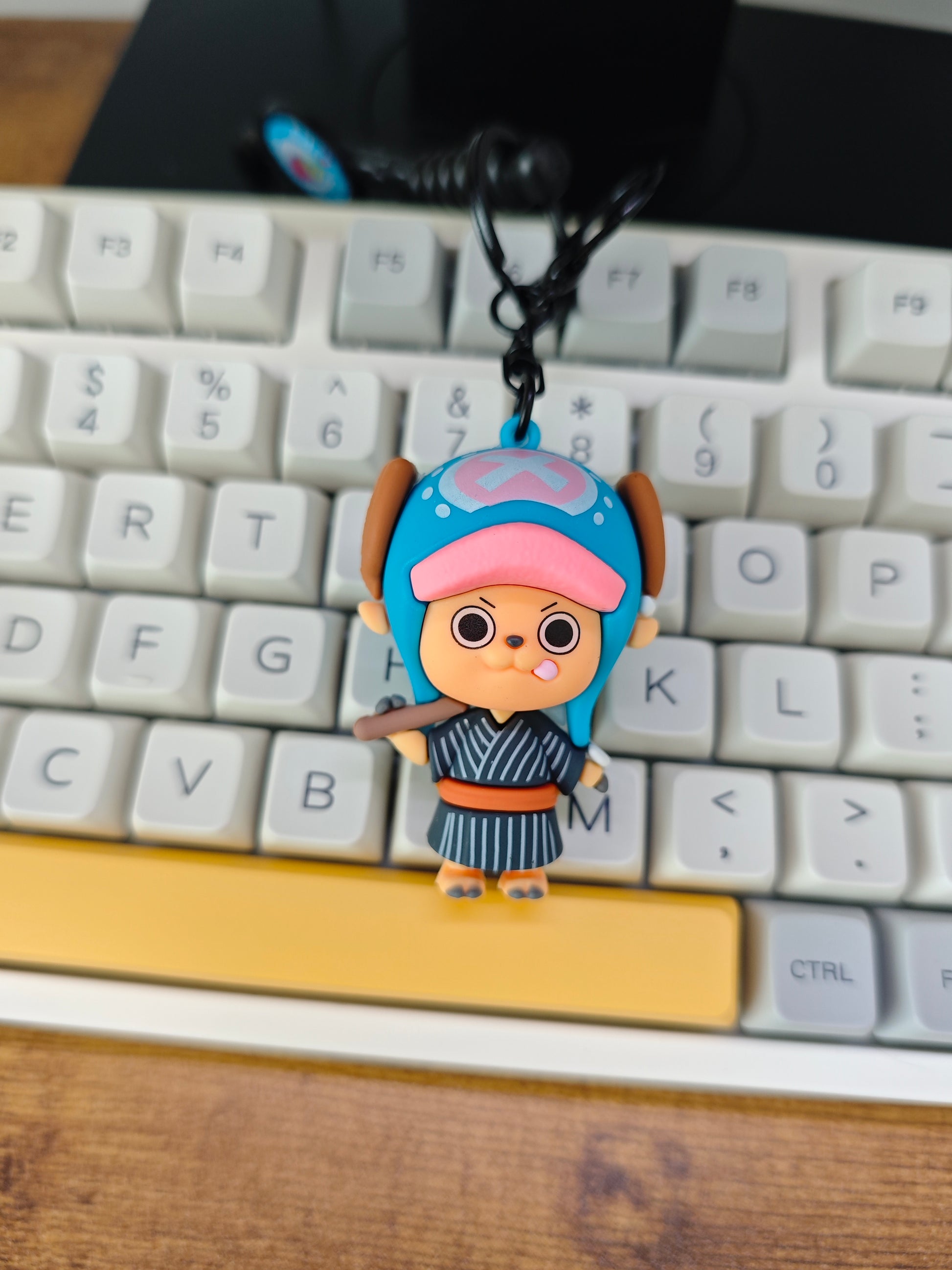 Breloc cu personajul Chopper din One Piece pe tastatura