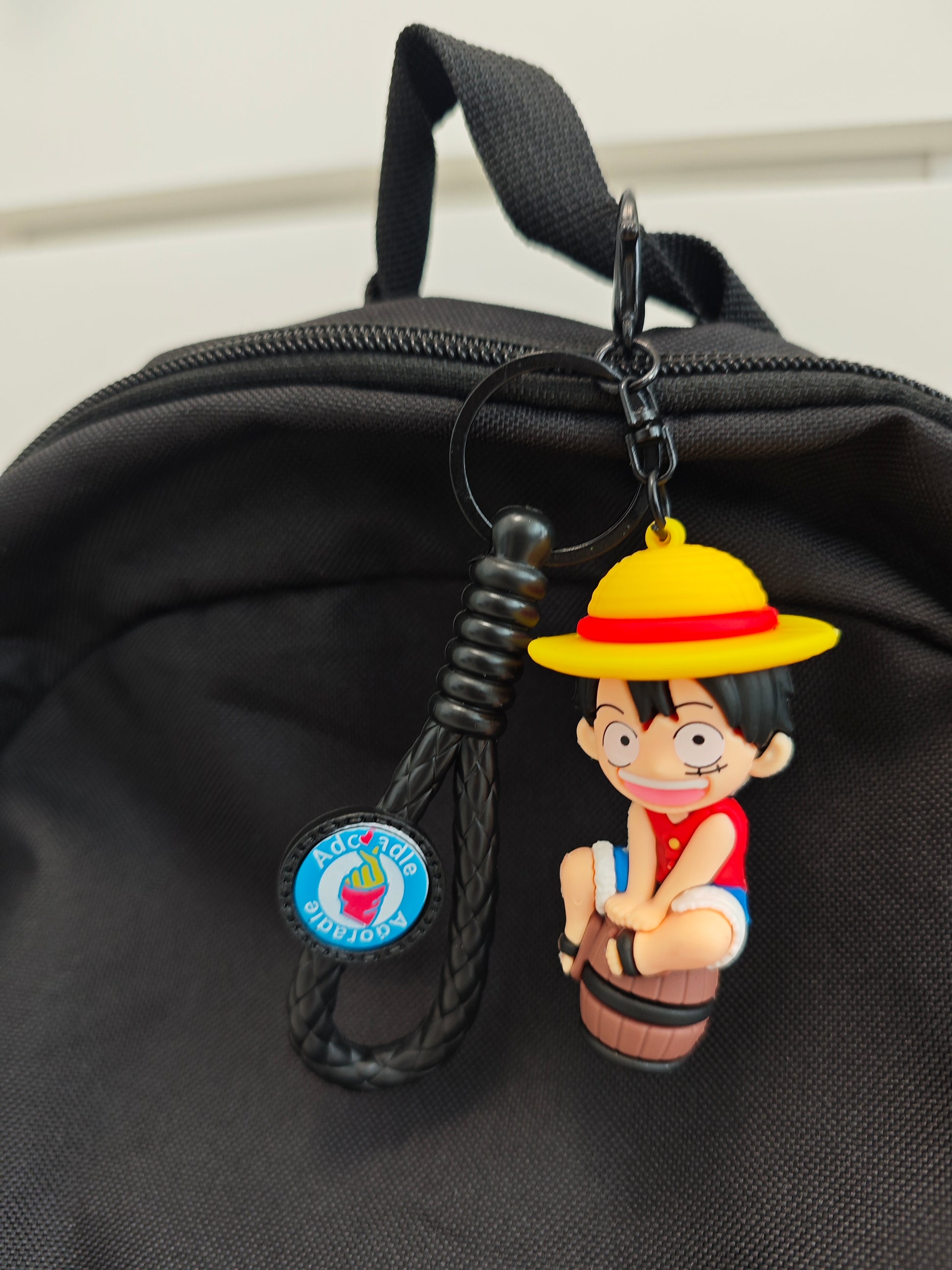 Breloc cu personajul Luffy din One Piece pe ghiozdan