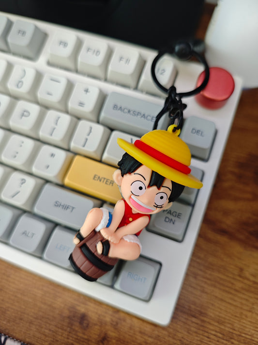 Breloc cu personajul Luffy din One Piece pe tastatura