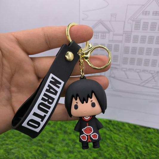 Breloc cu personajul Sasuke Uchiha îmbrăcat în haine Akatsuki în fundal principal
