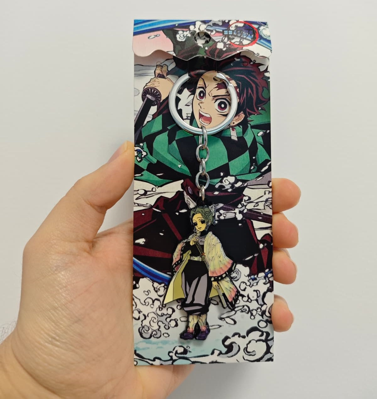Breloc cu personajul Shinobu din Demon Slayer realizat din metal cu ambalaj