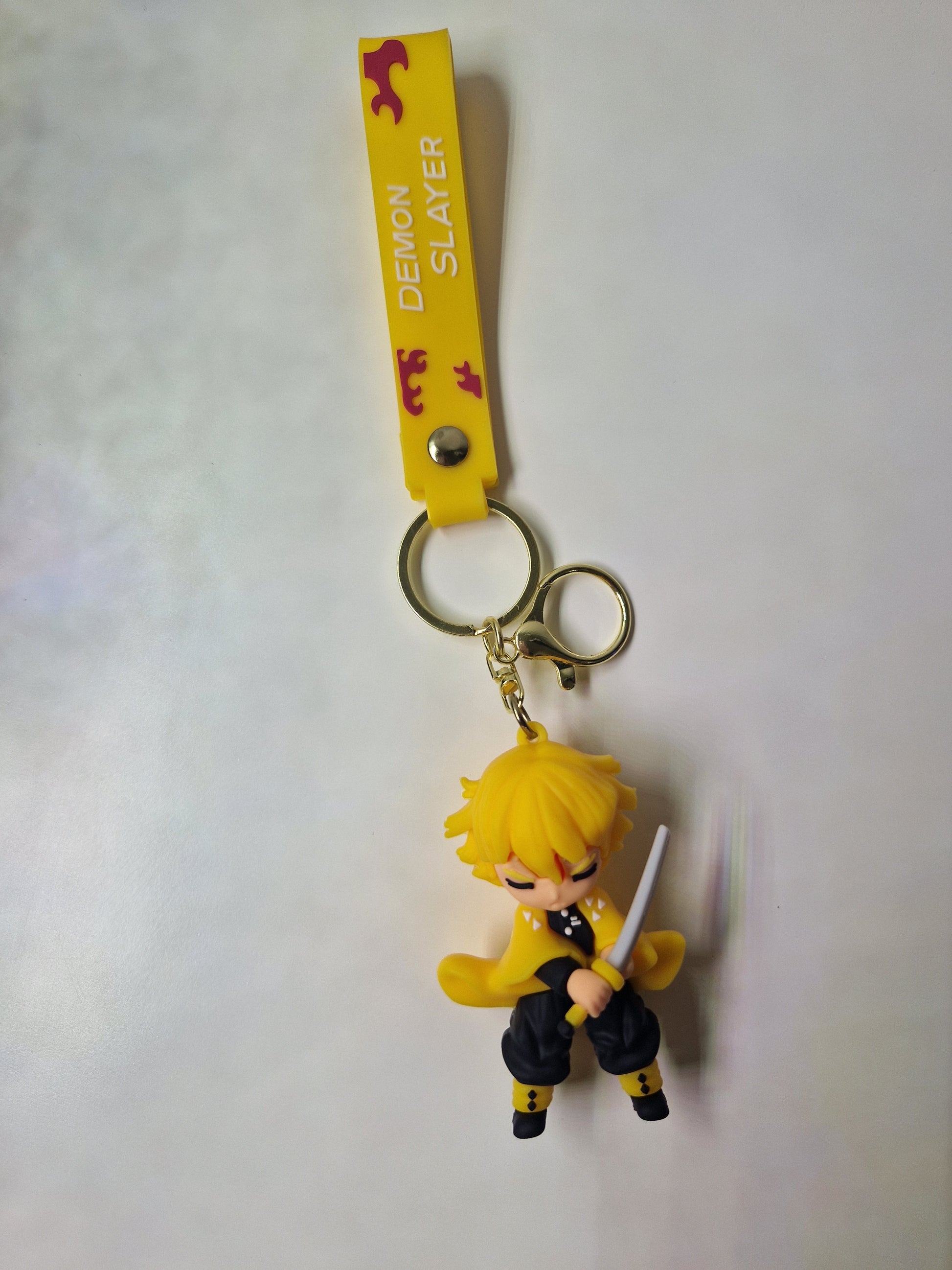 Breloc cu Zenitsu din Demon Slayer pe fundal alb