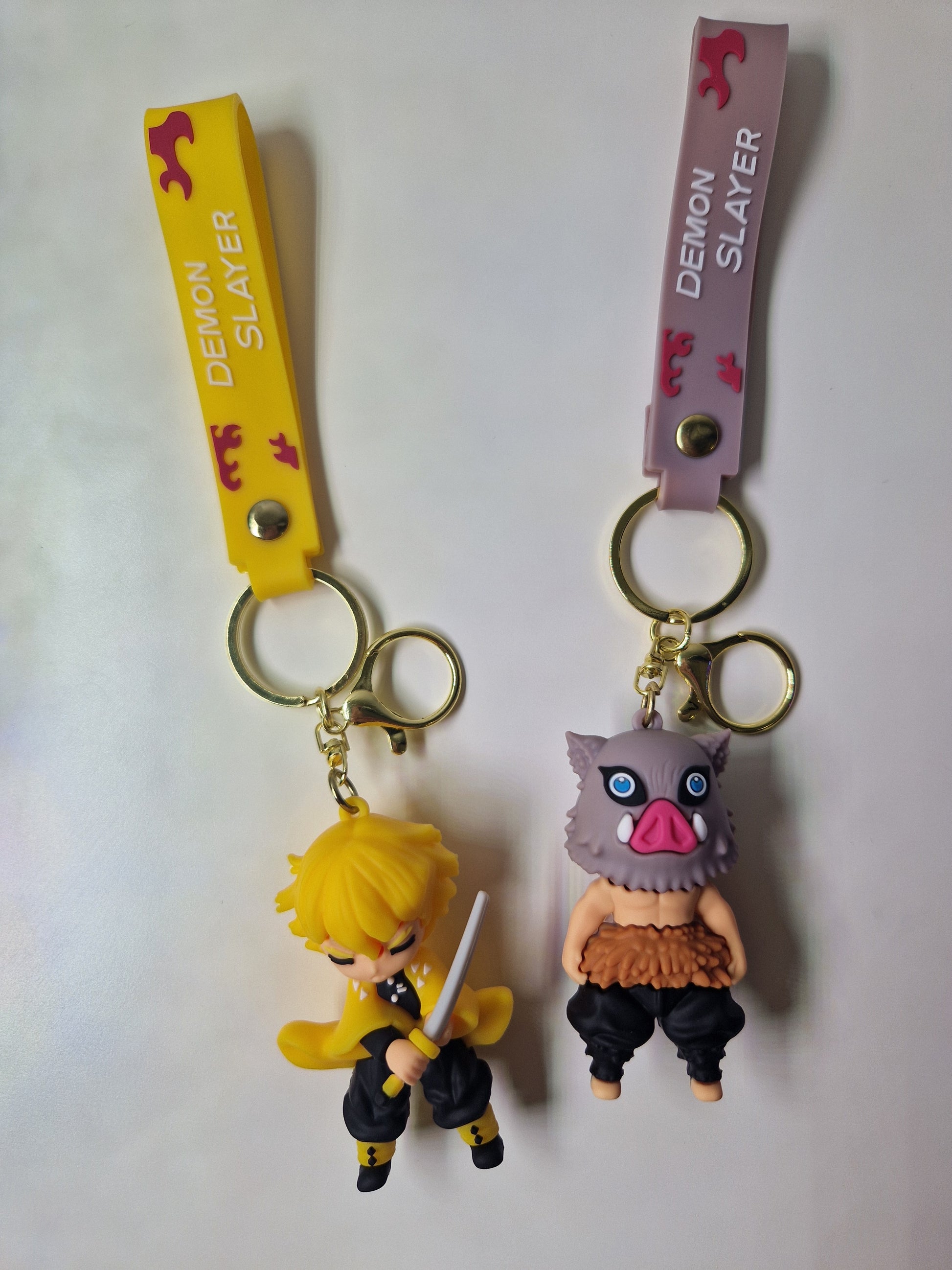 Breloc Inosuke si Zenitsu din Demon Slayer pe fundal alb