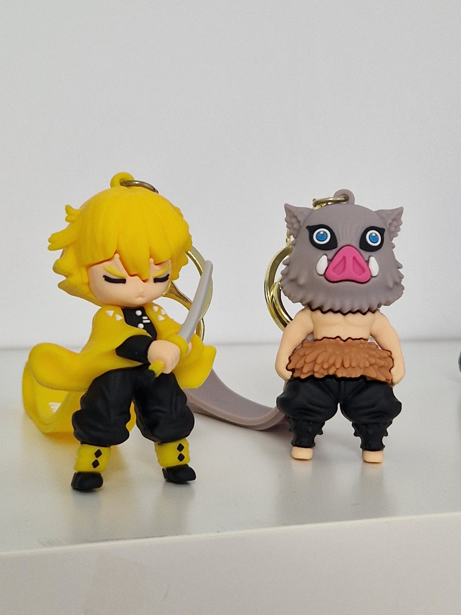 Brelocuri cu Zenitsu si Inosuke din Demon Slayer stand in picioare