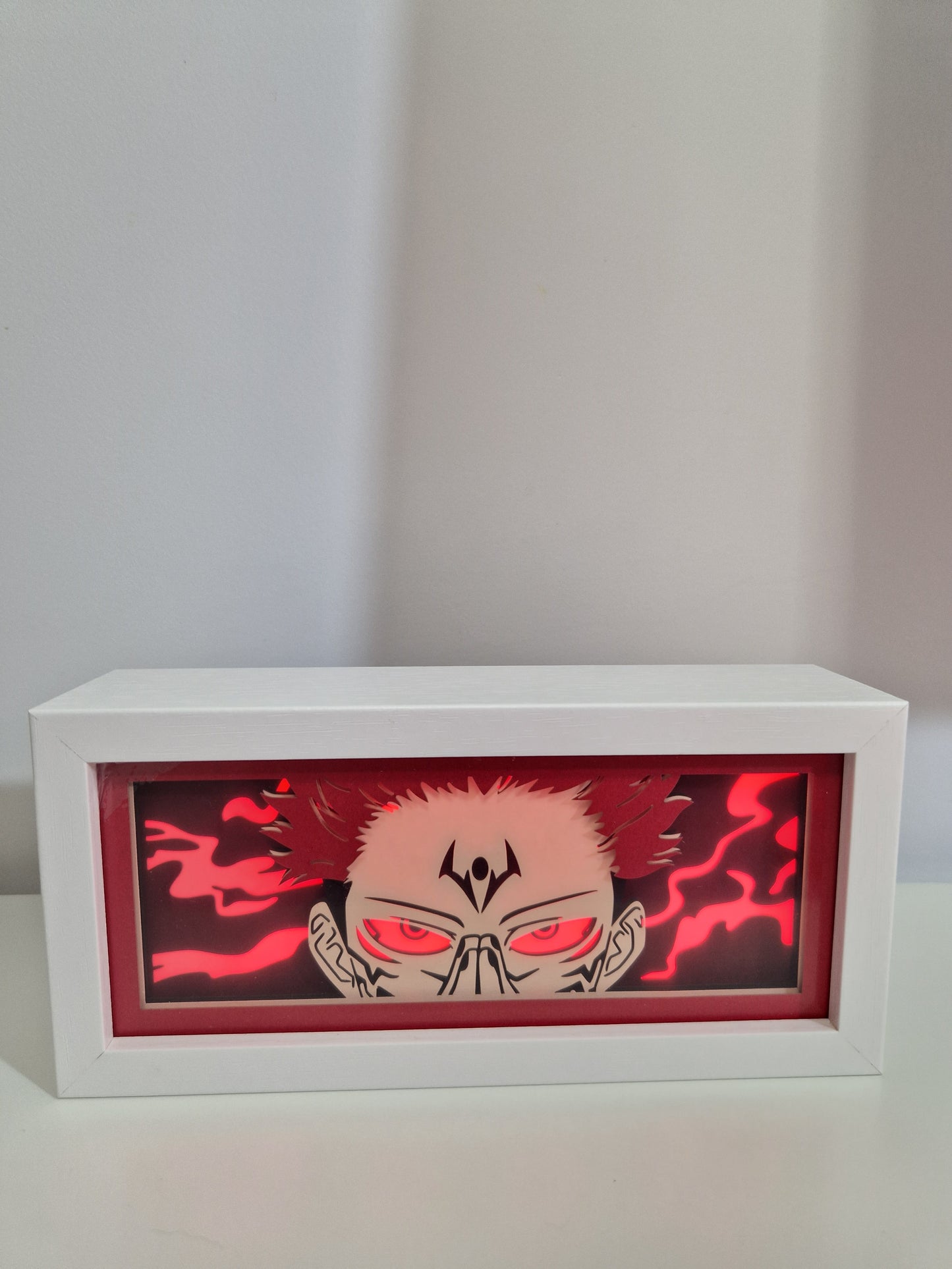 Lampa decorativa LED Sukuna din Jujutsu Kaisen pe birou