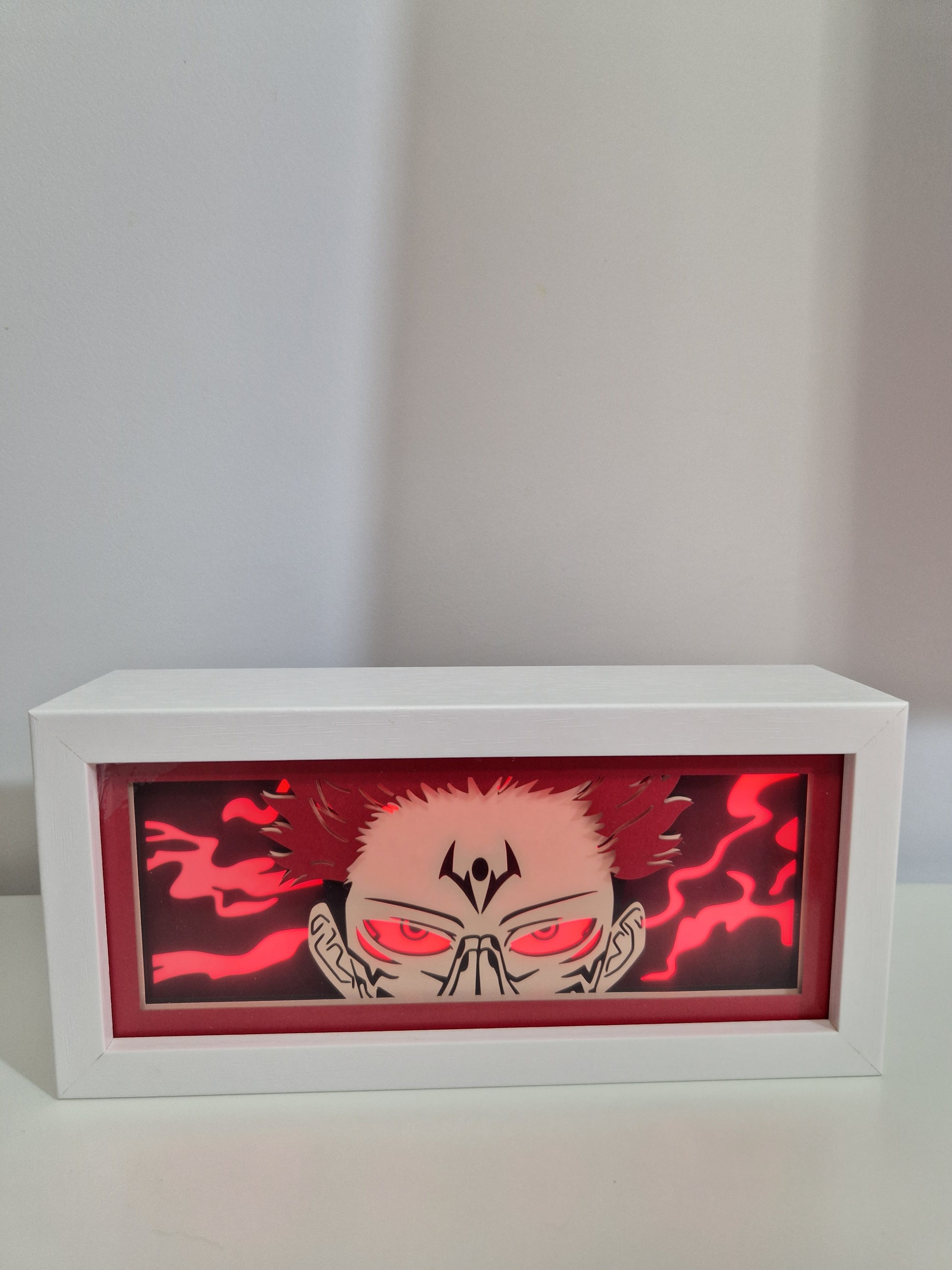 Lampa decorativa LED Sukuna din Jujutsu Kaisen pe birou