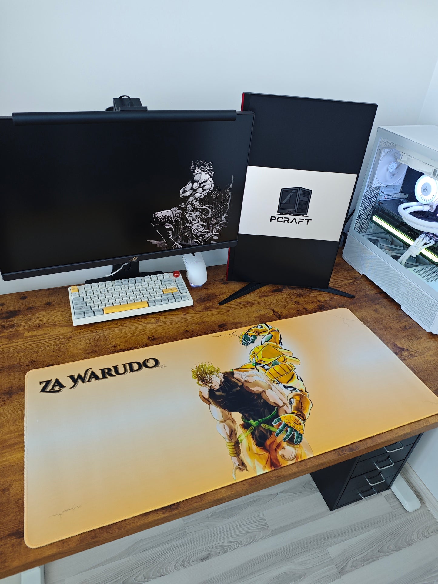 Mousepad cu Dio Brando din seria Jojo pe birou