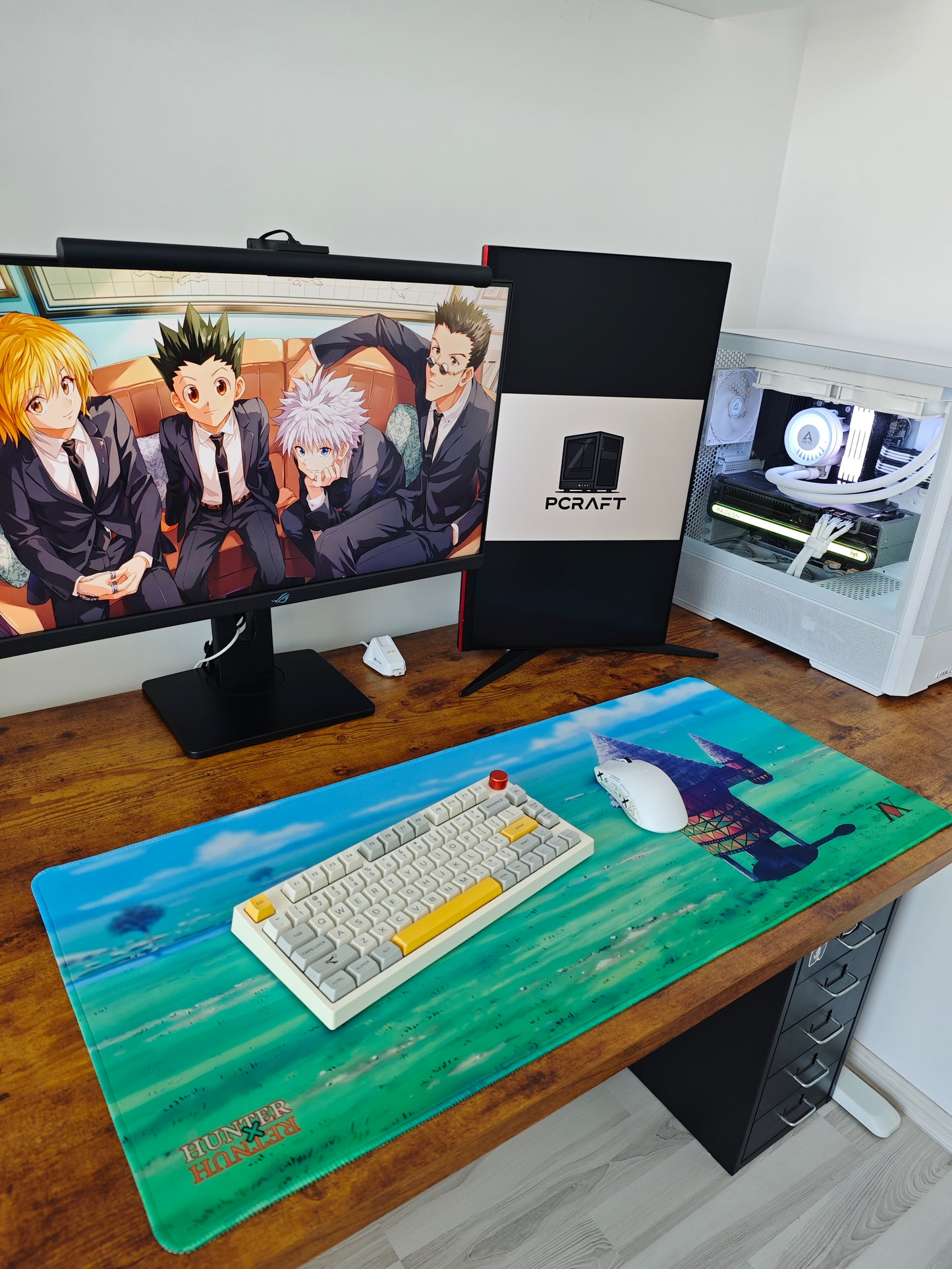 Mousepad cu peisaj verde din seria Hunter X Hunter pe birou cu setup