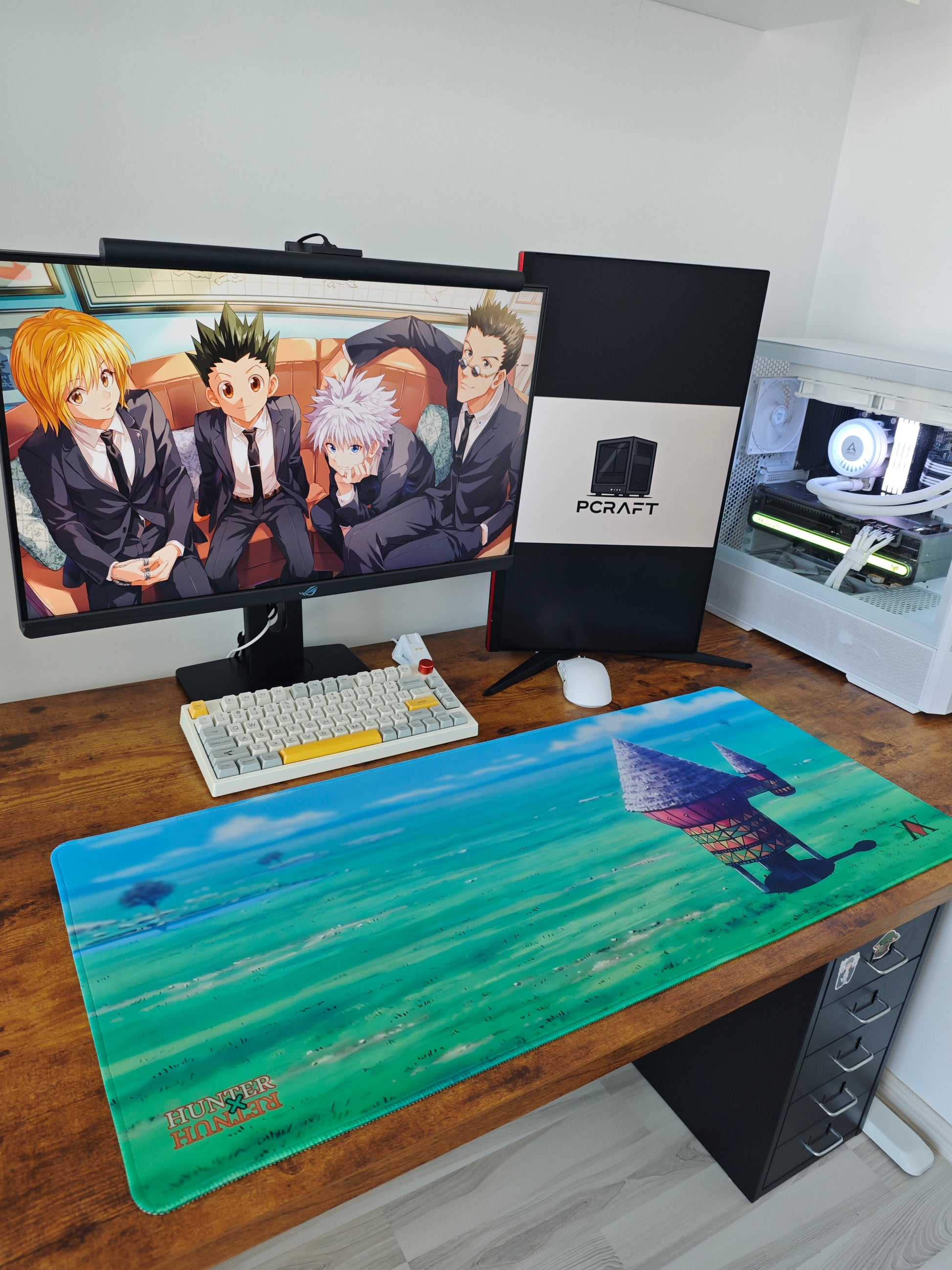 Mousepad cu peisaj verde din seria Hunter X Hunter pe birou