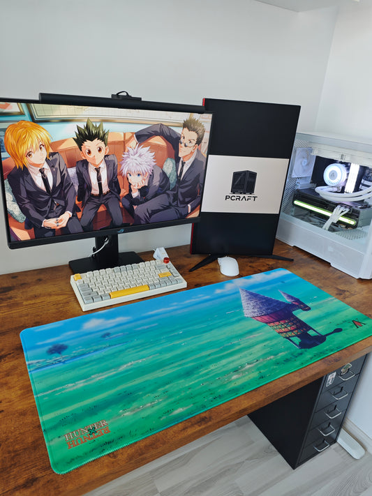 Mousepad cu peisaj verde din seria Hunter X Hunter pe birou